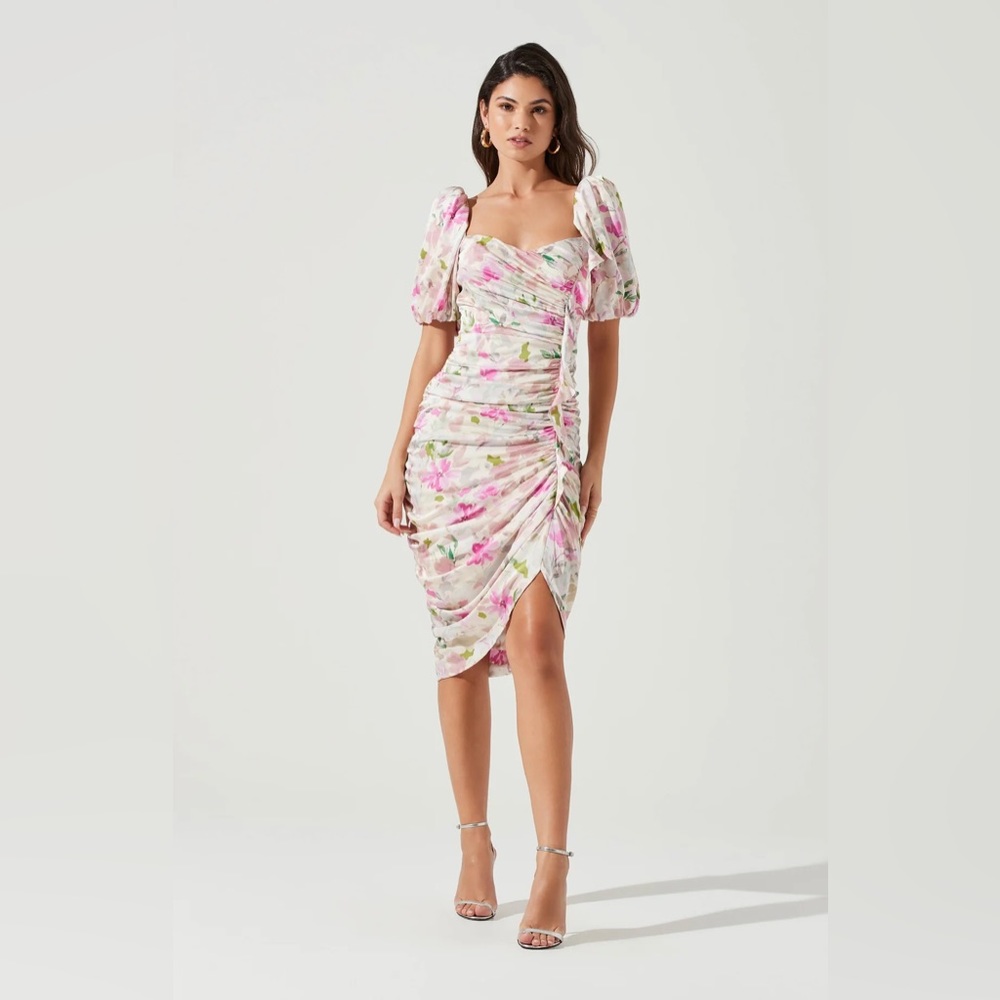 ASTR The Label ~ EMMA FLORAL RUCHED BUBBLE SLEEVE MIDI DRESS - Picture 3 of 7